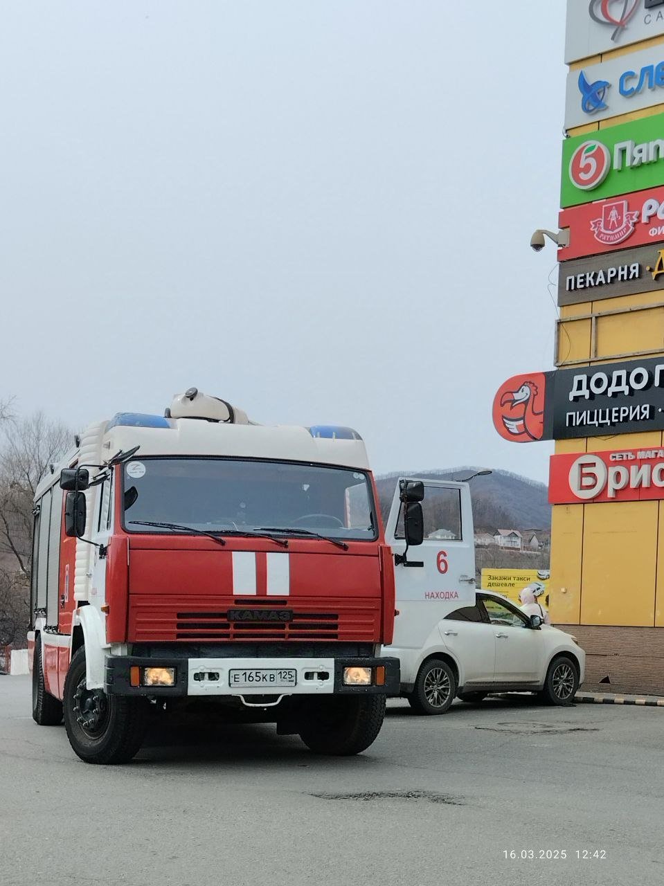 Овечидцы сообщают о возгорании в ТЦ "Тихоокеанский" в Находке. По их словам, на месте работают сотрудники МЧС. Посетители ТЦ эвакурирвоаны.   Фото:      PrimaMedia   Прислать новость