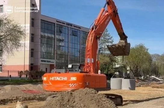 В Благовещенске дорожная кампания на Красноармейской и Краснофлотской подходит к завершению Как сообщили в мэрии на Красноармейской первым этапом стало обновление водопровода длиной почти 500 метров на участке от 50 лет Октября до Шевченко Рабочим осталось смонтировать водопроводную камеру на перекрестке Шевченко Красноармейская и проложить около 50 метра водопровода за перекрестком в сторону Богдана Хмельницкого От Пионерской до Шевченко завершается монтаж двух оставшихся труб колодцев Параллельно на участке готовят основание под асфальт Уложить первый слой планируют на выходных если позволит погода На участке от 50 лет Октября до Пионерской уже уложили нижний слой асфальта Краснофлотская готова на 80 Работы идут на участке от Островского до Театральной Дорожники полностью заменили поземные коммуникации Появилось там и новое асфальтное покрытие Рабочие продолжают укладывать тротуарную плитку монтировать автобусные остановки бортовой камень устанавливать светильники и прокладывать кабели освещения Напомним по проекту здесь обустраивают двухполосную автомобильную дорогу с односторонним движением Также предусмотрены парковки на 32 места регулируемые пешеходные переходы искусственные дорожные неровности три остановки общественного транспорта Как ранее сообщил мэр Благовещенска Олег Имамеев основные работы на обеих улицах планируют завершить к 20 мая
