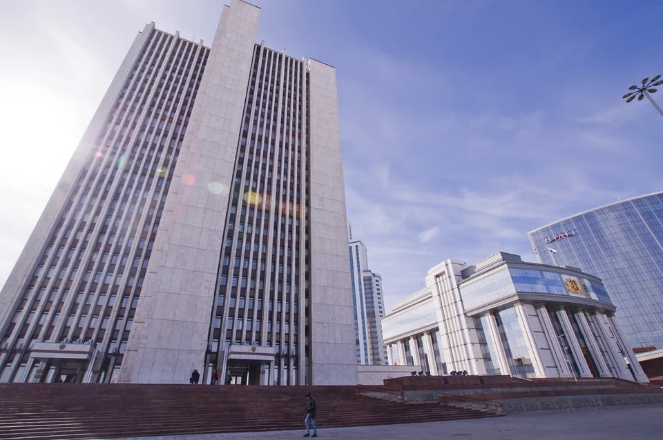 Свердловскому правительству озвучили риски для отрасли связи из-за умышленных действий «Россетей»   В правительстве Свердловской области состоялась трëхсторонняя встреча, посвящённая обсуждению разногласий между операторами связи и ПАО «Россети Урал» по размещению волоконно-оптической линии связи на столбах энергетиков. Операторы связи изложили свои доводы, ранее озвученные в обращении к врио губернатора Свердловской области Денису Паслеру – и их услышали.  «По итогам встречи представители областной власти предложили запретить «Россетям» снимать оптоволокно без судебного решения. Это огромный шаг вперед, и мы надеемся, что сетевики прислушаются к мнению регионального правительства. Сейчас они режут кабеля, оставляя без связи сотни наших абонентов. Радует, что в правительстве осознали масштаб проблемы и пообещали донести этот вопрос до федеральных властей» , — отметила президент Уральской ассоциации операторов связи Ольга Шахметова.   По мнению операторов, если сейчас ничего не предпринять, то «Россети» продолжат пользоваться своим положением монополиста,  «диктуя свою волю и правила провайдерам, не задумываясь о рисках для отрасли связи, о людях, которые живут в глубинке, и старшем поколении, которые не смогут платить непосильную плату за жизненно важную связь».  Еще один довод операторов связи — отсутствие понимания у «Россетей» ситуации на местах.  «В Москве, наверное, удивятся, что кроме федеральных операторов связи есть и региональные, и даже районные. И им важно, чтобы у их абонентов была качественная, доступная и недорогая связь, потому что их главный капитал, главный актив — это люди. Жадные монополисты думают только о деньгах, о бизнесе»,  — резюмировали в УралАОС.