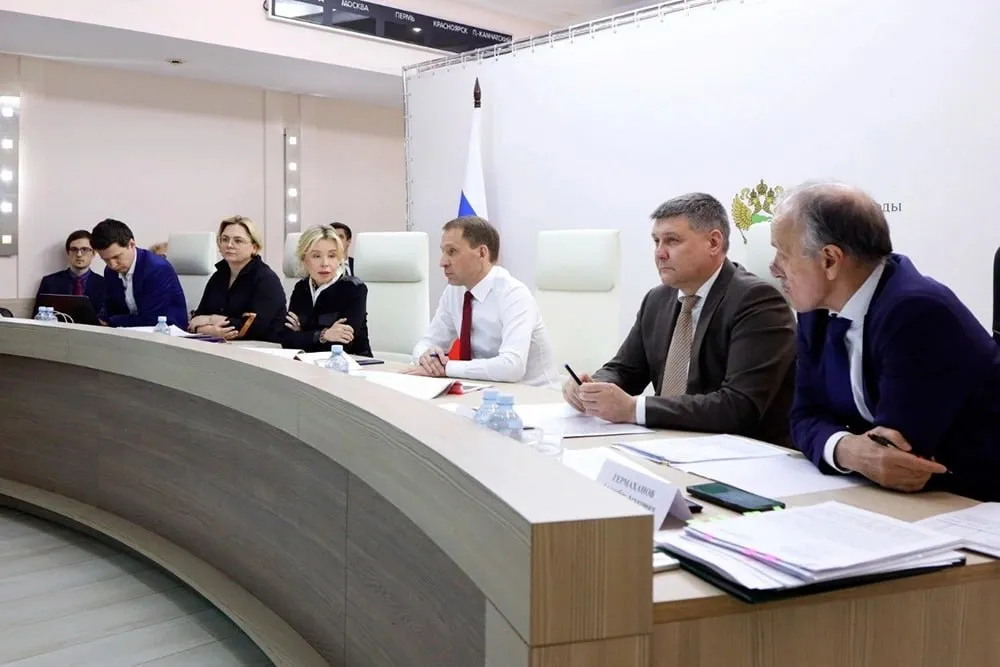 Руководитель Росприроднадзора Светлана Радионова представила Министру природных ресурсов и экологии России Александру Козлову разработанный Службой Геопортал универсальный цифровой инструмент для контроля недропользования Наша экологическая надзорная служба презентовала геологический портал который позволит им контролировать выполнение природоохранного законодательства компаниями недропользователями Сейчас портал в стадии наполнения Но уже сейчас можно сказать что в будущем когда он полноценно заработает он поможет оперативно выявлять нарушения Кроме того он вполне может стать помощником и в работе Роснедр которые курируют выдачу лицензий прокомментировал министр природных ресурсов и экологии России Александр Козлов Интерактивная карта агрегировала информацию о лицензиях объектах размещения отходов земельных участках водных объектах ООПТ и других важных параметрах Теперь данные не разрознены они доступны в единой системе с которой можно работать в режиме реального времени В этом году Росприроднадзор особое внимание уделяет нарушениям в сфере недропользования и Геопортал поможет нам выстроить работу максимально эффективно пояснила Светлана Радионова во время презентации платформы Геопортал позволяет отслеживать места проведения работ и проверять их соответствие лицензии проектным решениям и обязательным требованиям законодательства Инспектор может прямо в системе измерить площадь участка сделать разметку сформировать задание и подготовить материалы для проверки Отдельно стоит отметить использование искусственного интеллекта при анализе данных геопортала и космических снимков Система может автоматически находить признаки нарушений включая работы за пределами лицензионного участка ведение работ с нарушением технологии непроведение ликвидации горных выработок и рекультивации отработанных земель В тестовом режиме уже проанализированы порядка 50 тыс лицензий действующих и аннулированных И на первоначальном этапе видно что более 20 аннулированных лицензий имеют признаки нарушений 26 статьи закона О недрах Сейчас эти данные проходят дополнительную проверку Активно ведется работа с данными геопортала при реализации поручения вице премьера Дмитрия Патрушева о проведении обязательных профилактических визитов в отношении 3183 участков недр Портал помогает выявлять риски и концентрировать внимание на потенциальных нарушителях с полным анализом их деятельности Новый инструмент позволит повысить оперативность при предупреждении и пресечении правонарушений на участках недр В дальнейшем Геопортал станет инструментом регулярного и системного мониторинга в сфере недропользования Подписывайтесь на Росприроднадзор в МАХ