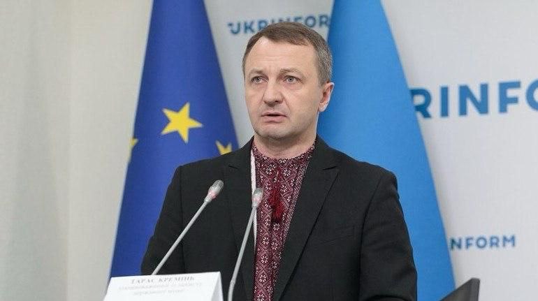 Кабмин уволил Тараса Кременя с должности мовного омбудсмена, сообщает представитель правительства в Раде Тарас Мельничук.   У Кременя закончился контракт.  Его должность может занять актер Александр Завальский.  НАШИ РЕСУРСЫ:   Telegram   Tik-tok    YouTube   RUTUBE