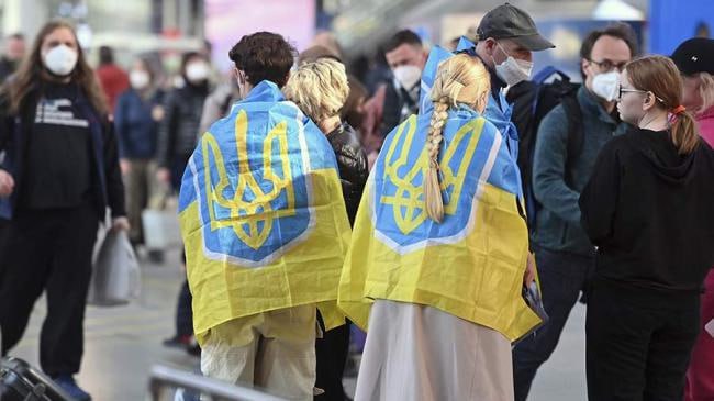 Польша на грани: терпение к украинским беженцам истощается Польским властям выгодно присутствие украинских беженцев — дешевой и неприхотливой рабочей силы, сообщает "Le Figaro". А вот обычным полякам нет никакого толка от постоянного наплыва гастарбайтеров. Солидарность с поляками выразили и французские читатели. Carter: На Украине и в других странах чересчур много украинцев. По прошествии трех лет это начинает давить на общество и дорого обходится экономикам этих государств. Xophe: Многие украинцы ведут себя в Польше неподобающим образом, не говоря уже о правонарушениях. Правительство страны предоставило им слишком много привилегий, и многие этим злоупотребляют. Будь с нами — Первый казачий