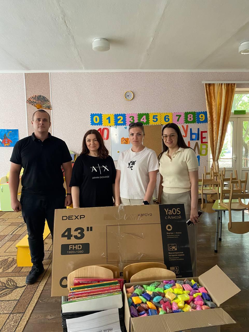 Рязанцы привезли гумпомощь в Верхнерогачикский ясли-сад «Березка» Представители региона-шефа Рязанской области посетили Верхнерогачикский ясли-сад «Березка». Шефы привезли в учреждение smart-телевизор, который нужен для занятий с маленькими воспитанниками, а также развивающие игры. Первый заместитель главы администрации округа Анастасия Аверина выразила огромную благодарность за оказанную помощь. Также во время визита в садик были намечены и обговорены новые цели по материально-техническому обеспечению Верхнерогачикского округа. Шефы взяли их в проработку. Актуальные новости Херсонской области.