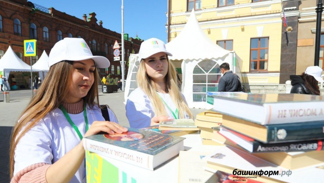 Россияне считают, что книги способны изменить жизнь человека - опрос.   75,5% респондентов ответили, что сами пережили такую трансформацию. При этом у каждого второго изменения происходили в юности — с 12 до 18 лет. У трети судьбоносные перемены случились в возрасте от 19 до 30 лет, ещё у 17% — между 31 и 45 годами.  Список художественных произведений, повлиявших на читателей, возглавил роман Михаила Булгакова «Мастер и Маргарита»  15% . Следом идут: серия книг о Гарри Поттере Джоан Роулинг , «Маленький принц» Антуан де Сент-Экзюпери.   Сегодня День книголюбов.   Источник: MH ру.     Спутник FM – Уфимская Волна