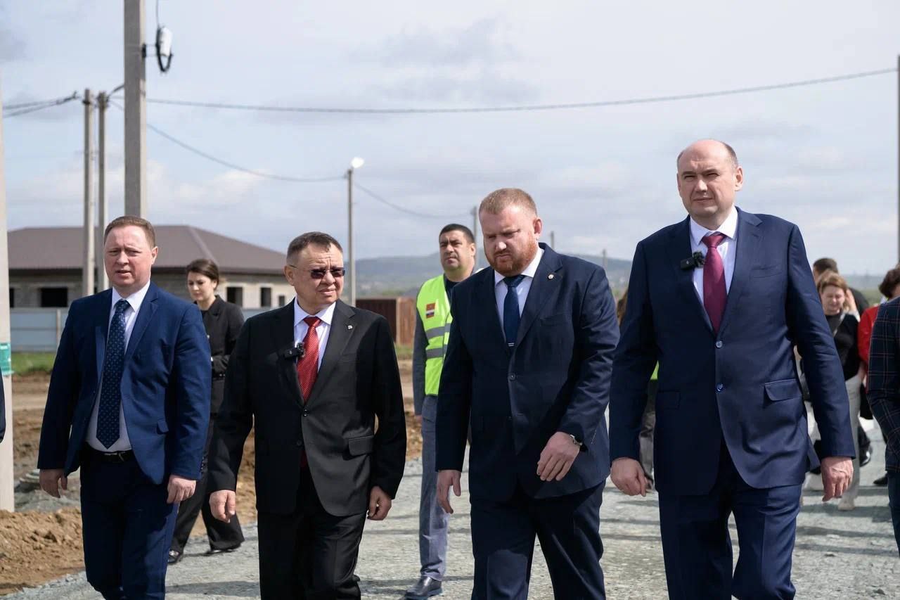 В Орске Евгений Солнцев и глава Минстроя РФ Ирек Файзуллин проверяют дома для пострадавших от паводка Сегодня чиновники оценили ход строительства жилых домов в микрорайоне «Звездный», а также посетили строящийся многоквартирный дом на улице Пацаева. На данный момент в микрорайоне «Звездный» ведутся работы по благоустройству территории. Дополнительно застройщик передал собственникам жилья сертификаты для доставки и установки сантехники. В многоквартирном доме на улице Пацаева сейчас ведутся работы по внутренней отделке, монтажу окон, установке дверей, внутренней инженерии, фасаду и благоустройству. Дом включает в себя 12 этажей, 4 блок-секции на 382 квартиры. В ходе осмотра Министр и врио губернатора также пообщались с жителями Орска, чье жилье пострадало во время паводка.