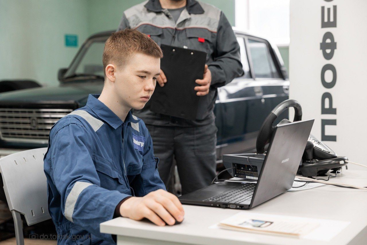 Томская область внедряет профессиональное обучение для девятиклассников На предстоящем 45 м собрании Законодательной думы депутаты рассмотрят поправки в региональный закон закрепляющие сохранение мер поддержки для отдельных категорий учащихся которые после 8 го класса станут участниками нового проекта Профессиональное обучение школьников Проект который стартует в регионе 1 сентября предоставит подросткам альтернативную образовательную траекторию учащиеся смогут одновременно освоить программу 9 го класса и пройти профессиональную подготовку по востребованным рабочим профессиям в колледжах и техникумах По итогам обучения они получат не только аттестат об общем образовании но и свидетельство о профессии Обучение предусмотрено по профессиям актуальным для экономики региона электромонтер по ремонту и обслуживанию электрооборудования повар пекарь сыродел слесарь по ремонту сельхозмашин и оборудования ℹ Томская область стала одним из первых регионов России запустивших подобный проект Отметим что в осеннюю сессию Государственная дума РФ планирует рассмотреть соответствующие поправки в федеральный закон Об образовании Сайт Тг Вк Ок