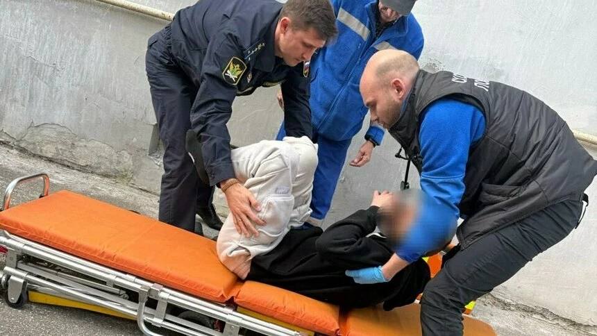 В Гурьевском районе мужчина с переломом пяток криком звал на помощь пока соседи смотрели на него из окон Пристав Алексей Султанов выгружал из автомобиля служебную корреспонденцию и услышал крики Он пошёл посмотреть что случилось и увидел лежащего на земле мужчину Рядом стояли несколько человек соседи выглядывали из окон но никто не решался что то предпринять Я и моя коллега Любовь Валентиновна Пахомова сразу подошли к пострадавшему Мужчина сказал что упал со второго этажа и повредил ногу Мы попросил его не двигаться я вызвал скорую сходил в отдел и налил ему воду в ёмкость с трубочкой чтобы было удобно пить Когда мы дождались скорую я помог погрузить гражданина на носилки рассказал Султанов Позже приставы узнали что у мужчины перелом пяток Так как помощь была оказана быстро у мужчины есть все шансы на выздоровление Фото УФССП региона