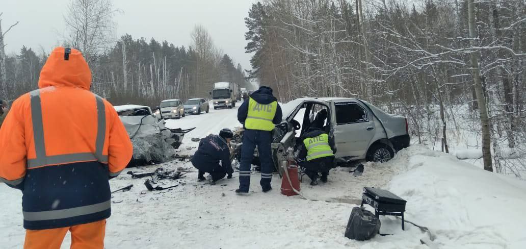 Трое человек погибли в ДТП на трассе в Волчихинском районе  Авария произошла 29 января в 9:35 на 157 км автодороги «Волчиха — Новоегорьевское».  Как рассказали в региональной Госавтоинспекции, водитель «ВАЗ 21099» решил обогнать «Рено Логан», однако не справился с управлением и допустил столкновение.  В результате столкновения трое человек погибли  в автомобиле ВАЗ — двое, в «Рено» — один , двое пострадали.  Обстоятельства произошедшего выясняются, на месте работает экипаж дорожно-патрульной службы. Сотрудники также обеспечивают безопасность движения в секторе ДТП.    Катунь 24