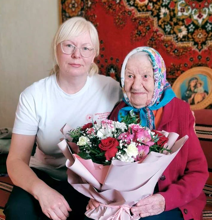 На все 100 В Беларуси живут свыше 500 человек которые преодолели вековой рубеж 18 января в число таких долгожителей вошла ветеран Брестского отделения Белорусской железной дороги Мария Алексеевна КРУГЛОВА Со знаменательной датой именинницу поздравили работники магистрали и представители администрации Московского района Бреста Принимать поздравления ветеран начала с самого утра Сначала в гости к ней пришли представители руководства Московского района города над Бугом Первый заместитель главы администрации Сергей Крачко пожелал женщине крепкого здоровья мира и благополучия Он также подчеркнул что вековой юбилей это настоящий подвиг целая эпоха вместившая в себя огромный жизненный путь преодоление трудностей и радость созидания Начальник отделения по гражданству и миграции Московского РУВД Брестского облисполкома Дмитрий Лыгановский вручил Марии Алексеевне новый паспорт Продолжение читайте здесь   Подписывайтесь XPRESS BY TikTok xpress by