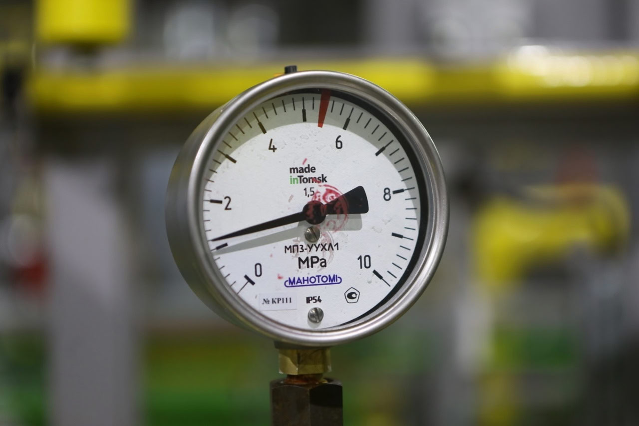 Почти 1700 жителей Вологодской области получили выплаты на газификацию жилья в 2025 году В 2025 году около 1700 жителей Вологодской области получили материальную помощь на подключение домов к газовым сетям. Максимальный размер выплаты составляет 150 000 рублей. С 2026 года право на поддержку получат и те, кто не относится к льготным категориям, но только если газифицируемое жилье является для них единственным. Как пояснил замгубернатора Александр Ершов, по поручению президента России список льготников был расширен. В него вошли многодетные и малоимущие семьи, инвалиды и участники Великой Отечественной войны, ветераны боевых действий, члены семей погибших ветеранов, участники СВО и их родственники, инвалиды I группы, лица, ухаживающие за детьми-инвалидами. Этим категориям выплачивают до 150 000 рублей без проверки доходов, но не более фактических затрат. Остальные граждане также могут претендовать на помощь, но ее размер будет зависеть от доходов семьи. Заявление можно подать после заключения договора на газификацию, но не позднее года с момента подключения дома к газовым сетям. Оформить выплату можно в центрах соцобслуживания или филиалах соцвыплат по месту жительства. Большинство справок о доходах учреждения запрашивают самостоятельно. Правительство Вологодской области