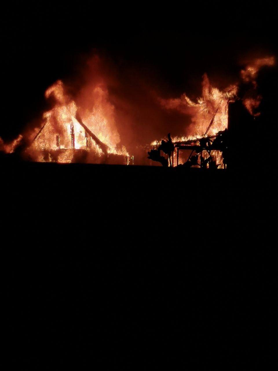 Ночной пожар в деревне Якуши, никто не погиб, один пострадавший. Ожидаем подробности.