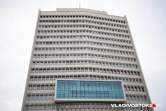 С 1 февраля в правительстве Приморского края официально заработало новое ведомство министерство внутренней политики Его возглавил Александр Худоложный который до этого более двух лет руководил одноимённым департаментом На этом посту он ранее сменил Сергея Батаева который в свою очередь перешёл на должность министра имущественных и земельных отношений Приморского края О том что департамент внутренней политики преобразуют в министерство краевые власти заявили ещё в конце ноября прошлого года Соответствующее постановление утвердила первый вице губернатор Приморья Вера Щербина Повышение статуса структуры до уровня министерства означает усиление её роли в системе региональной власти и расширение управленческого веса Информация о министерстве уже появилась на официальном сайте правительства региона структуре создали собственную вкладку Полномочия нового ведомства напрямую касаются ключевых процессов внутри региона В частности министерство внутренней политики координирует работу и взаимодействие органов государственной власти Приморского края с муниципалитетами Проще говоря именно здесь выстраивается диалог между краем и городами районами и поселениями Но на этом функции не заканчиваются Ведомство также определяет количество нотариусов в нотариальных округах обеспечивает коммуникацию главы и правительства края с общественными объединениями курирует взаимодействие с политическими партиями религиозными организациями и некоммерческим сектором Подписаться в Telegram    Подписаться в MAX