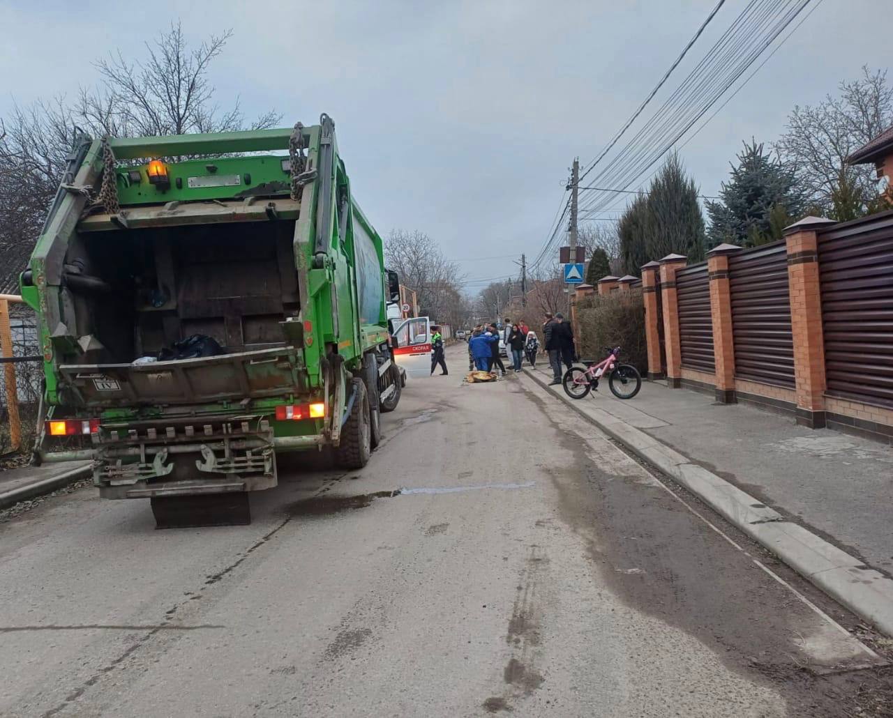 В Ростове мусоровоз сбил женщину с младенцем в коляске  К счастью, малыш не пострадал.  Трагедия произошла накануне днём на улице Фасадной, 80/28. 38-летний водитель мусоровоза сбил пешехода, когда он переходил дорогу. 67-летняя женщина скончалась на месте до приезда скорой помощи.   -Rostov.ru