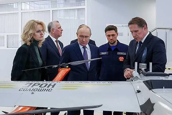 Президент РФ Владимир Путин осмотрел отечественный медицинский беспилотник Аист Президент РФ Владимир Путин осмотрел отечественный медицинский беспилотник позволяющий доставлять медицинские препараты и обеспечивать консультации по оказанию первой помощи Об этом сообщает РИА Новости Глава Минздрава Михаил Мурашко продемонстрировал президенту отечественную разработку беспилотную авиационную систему АИСТ БАС АИСТ Система выполняет функции мониторинга доставки грузов обеспечения двусторонней связи и ретрансляции Беспилотник оснащен специальным термоконтейнером позволяющим доставлять лекарственные препараты медицинские изделия биологические материалы донорскую кровь и ее компоненты Также в разработке есть модуль для консультаций по оказанию первой помощи и телемедицинских консультаций БАС чаще всего летает в Сахалинской области ранее применялся в Ханты Мансийском автономном округе Югре aviaru net n295158 Оставайся в информационном потоке подпишись на наш канал в MAX