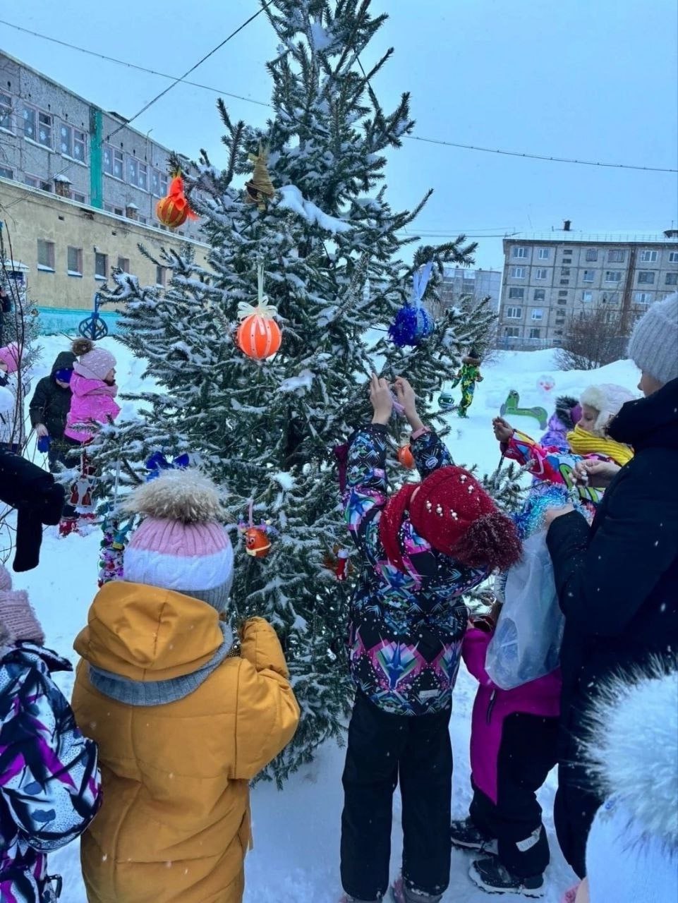 В Воркуте малыши создают снежный городок  Вместе с воспитателями и родителями дети придумывают и воплощают в жизнь свои идеи по украшению ёлок. Разрабатывают эскизы будущих сооружений и с удовольствием воплощают их в снежных скульптурах.  Такие молодцы!