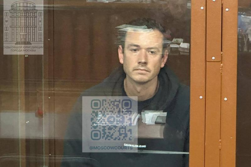 Басманный суд Москвы не выпустил из СИЗО бывшего челябинского вице губернатора Александра Богашова и его подельников из правительства региона Под стражей они будут оставаться до 22 12 2025 Экс чиновника обвиняют в превышении полномочий Ему и двум другим фигурантам дела управляющему делами губернатора и правительства области Роману Менжинскому и министру имущества региона Эльдару Белоусову предъявлено обвинение по ч 3 ст 286 УК РФ По версии следствия они через директора подконтрольной строительной компании организовали незаконное возведение оздоровительного комплекса на территории резиденции губернатора в Челябинском городском бору Стоимость составила более 50 млн рублей Вместо этого здания по документам должен был быть построен ФОК в поселке Саммит в Сосновском районе Подписаться на канал ЕАН Челябинск