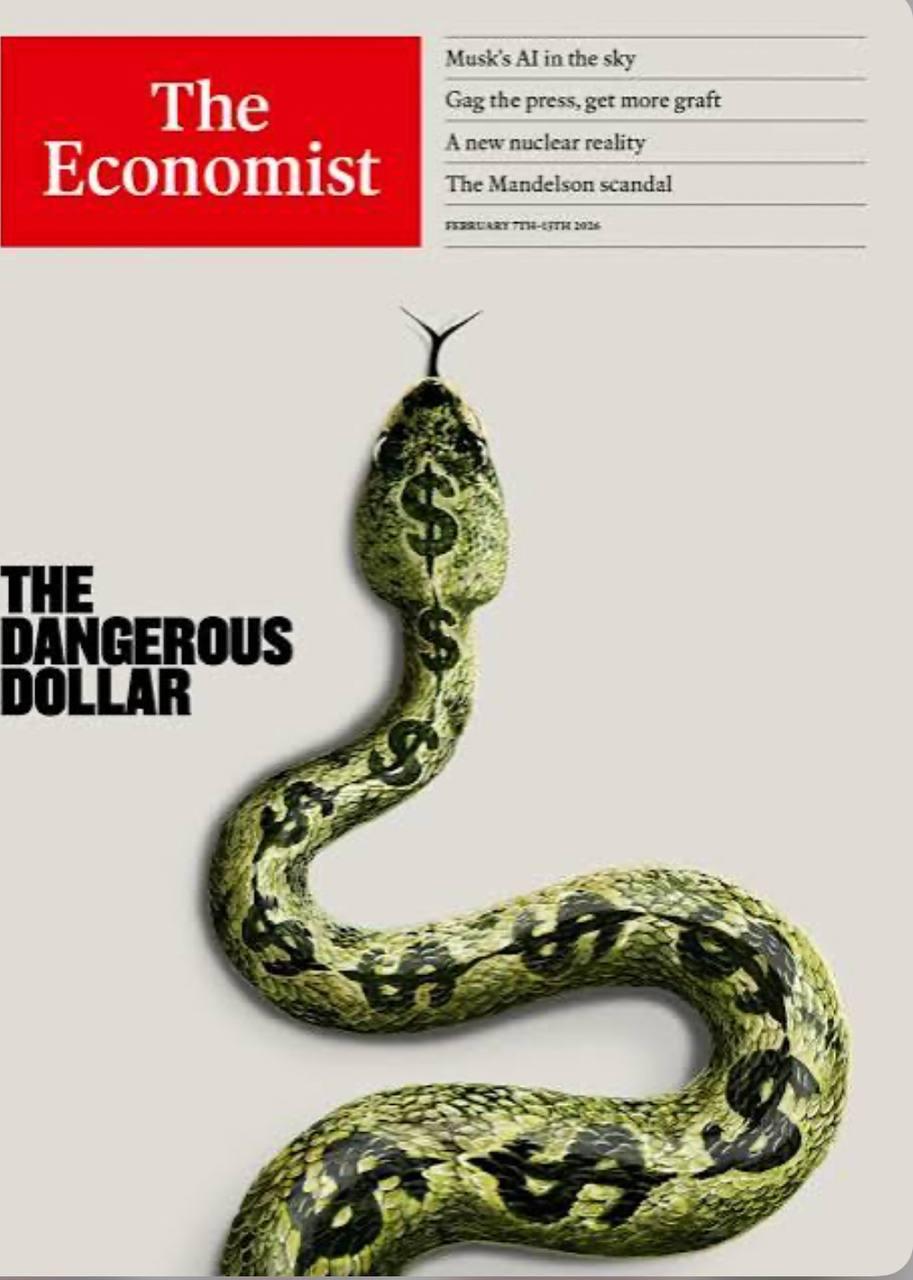 Американское издание Economist поместило на обложку нового выпуска изображение доллара в виде змеи намекая на риски связанные с американской валютой Эпоха коварного падающего доллара Владельцам американских активов придётся к этому привыкнуть говорится в статье Издание подчёркивает что с инаугурации Трампа в январе прошлого года индекс доллара курс к корзине валют шести торговых партнёров США упал более чем на 10 процентов а к евро доллар подешевел на 15 процентов Кроме того участились эпизоды панических настроений среди инвесторов за последние 52 недели волатильность на финансовом рынке наблюдалась 7 раз это втрое чаще чем за предыдущее десятилетие Издание также отмечает рекордный рост стоимости золота цена впервые превысила 5600 долларов за тройскую унцию поднявшись на 75 процентов с начала нового срока Трампа