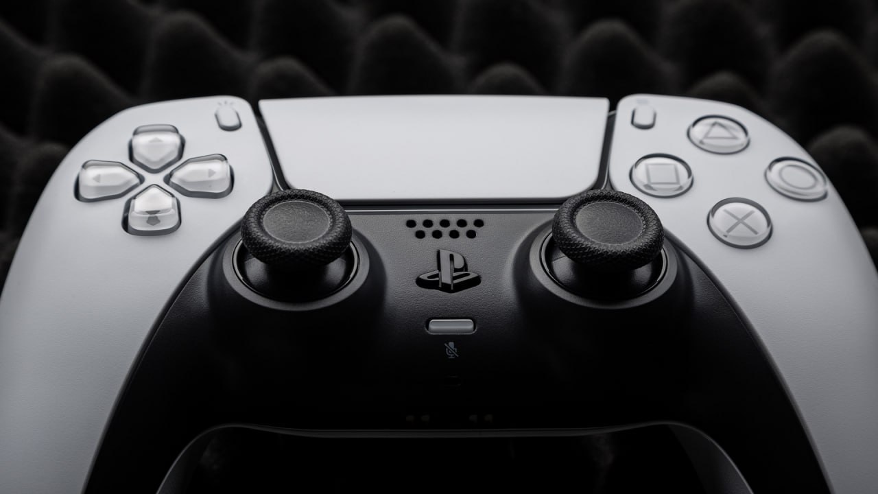 Sony готовится выпустить контроллер DualSense со съёмным аккумулятором сообщил инсайдер польского сайта PPE Аксессуар должен выйти уже в ноябре вместе с новой ревизией PS5 Pro   dtf ru hard 4056843