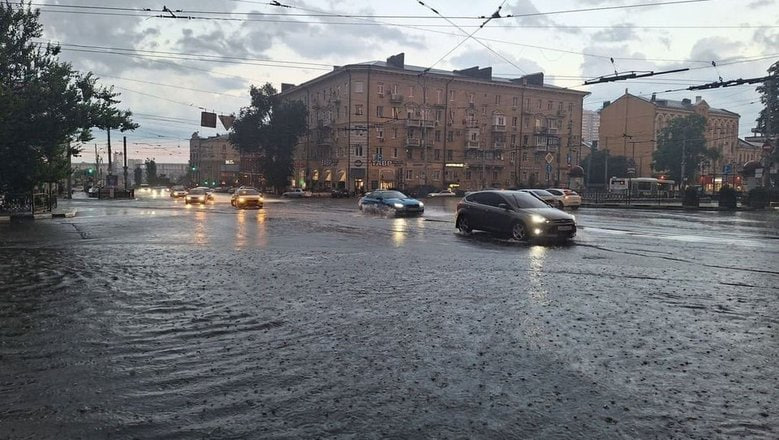 Режим повышенной готовности будет действовать в Ростове-на-Дону до 28 июля В Ростове-на-Дону до 12:00 28 июля будет действовать режим повышенной готовности для экстренных и коммунальных служб. Об этом сообщил в своем Telegram-канале глава администрации города Александр Скрябин. По данным МЧС, сегодня, 27 июля, в Ростовской области ожидаются кратковременные дожди, гроза, а в отдельных районах — сильные дожди, ливни в сочетании с грозой, градом и сильным ветром до 20-25 м/с. Подписаться на "Новости Ростова" Прислать новость