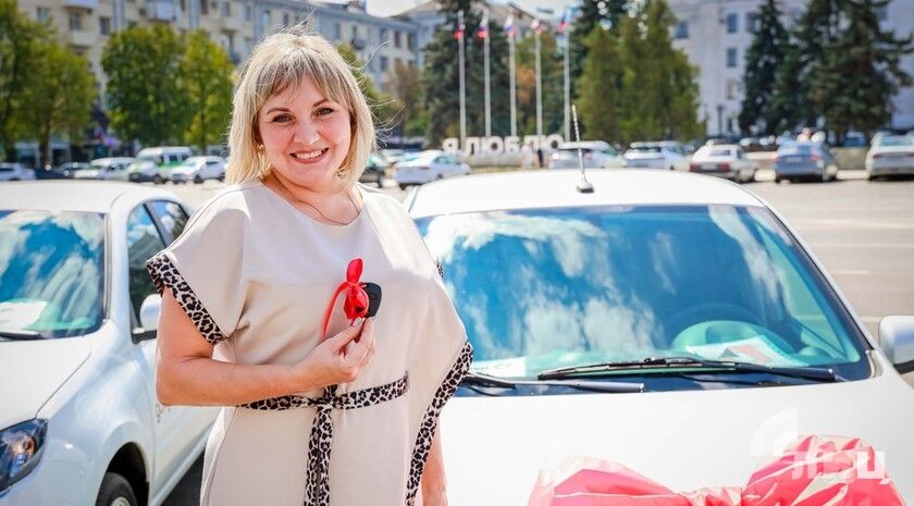Сотрудники МФЦ ЛНР в свой профессиональный праздник получили награды и новые автомобили ⁠ Сотрудники МФЦ ЛНР отметили профессиональный праздник торжественным мероприятием в Луганске. В честь праздника состоялось награждение лучших специалистов, а также передача автотранспорта для выездного обслуживания граждан. Об этом с места события передает корреспондент ЛИЦ.  Почетными гостями мероприятия стали Председатель Правительства ЛНР Егор Ковальчук, заместитель председателя Народного Совета ЛНР Александр Ермоленко, исполняющий обязанности министра цифрового развития, связи и массовых коммуникаций ЛНР Владимир Харитонов, временно исполняющая полномочия главы Луганска Яна Пащенко.  «Сегодня 15 лет системе многофункциональных центров Российской Федерации. Очень долгий срок, но уже сейчас можно сказать, что эта система явля...  Подробнее>>>