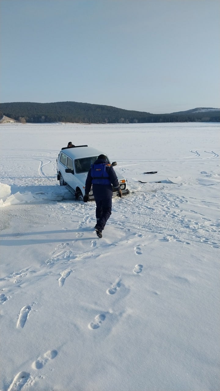 В заливе на Красноярском водохранилище чуть не ушла под лед «Нива»  В службе спасения рассказали, что 64-летний мужчина решил порыбачить и выехал на подтаявший лед Сыдинского залива в 5 км от Краснотуранска.   Поверхность под колесами начала трескаться, автомобиль стал проваливаться. Пенсионер понял, что самостоятельно он не выберется и вызвал спасателей. Мужчину эвакуировали на аэролодке. А машину до берега доставили с помощью троса другие рыбаки.  Фото: Служба спасения Красноярского края