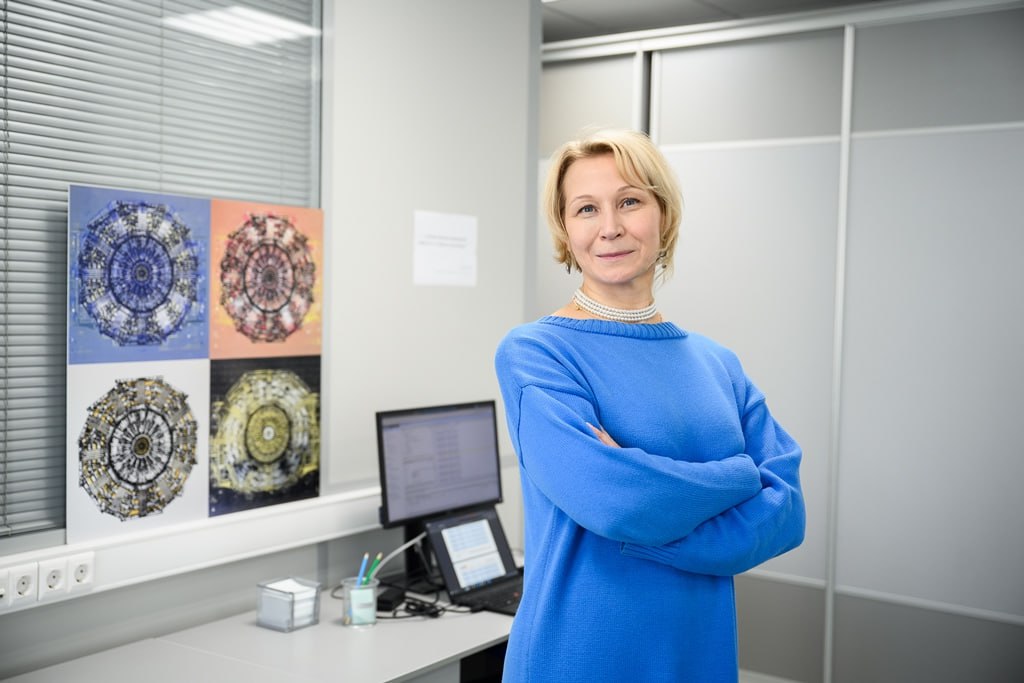 ТГУ участвует в эксперименте по проверке теории Большого взрыва в Дубне Сотрудники лаборатории анализа данных физики высоких энергий ТГУ приняли участие в X совещании международной коллаборации SPD в Дубне Команда ТГУ представила результаты разработки и тестирования экспериментального образца платы концентратора уровня L2 Это высокотехнологичный переводчик который преобразует огромные потоки данных поступающих с детекторов NICA в формат понятный для ученых Заместитель заведующего лабораторией анализа данных физики высоких энергий ФФ ТГУ Ирина Шрайбер NICA это крупный международный проект в котором участвует 40 организаций из разных стран У каждого есть своя роль ТГУ вносит свой вклад в разработку части электроники моделирования детекторов частиц и разработку новых суперэффективных методов анализа данных с использованием ИИ и машинного обучения Подробнее Канал ТГУ Афиша ТГУ ТГУ в MAX