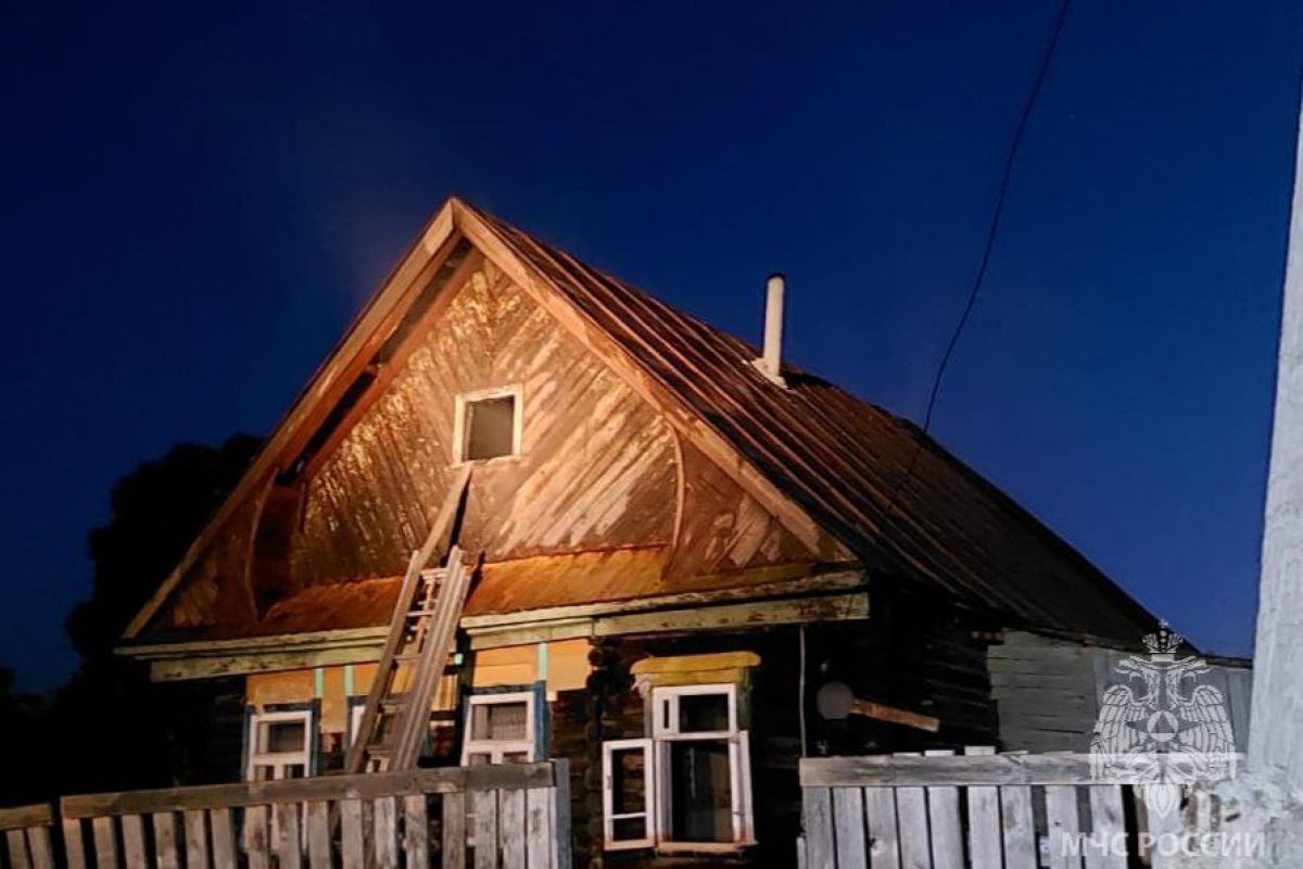 Ночью в городе Ивановской области вспыхнул частный дом Информация о масштабах ущерба уточняется. Спасатели напоминают о необходимости соблюдения правил пожарной безопасности, особенно в жаркий период. ↗ Прислать новость Подписаться