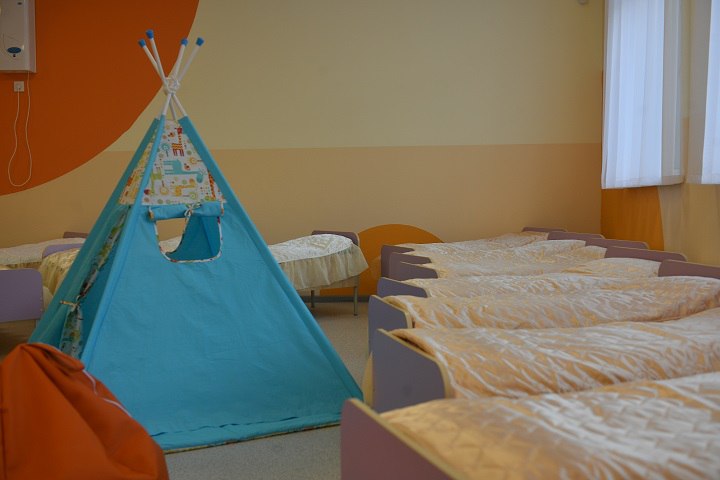 Малышей обеспечили местами в детсадах В республике подвели итоги работы дошкольного образования за 2025 год Несмотря на то что демография в Якутии в последние годы бьет рекорды очередей в детские сады практически не осталось По итогам прошлого года почти сто процентов детей получили места в дошкольных учреждениях В прошлом году в регионе активно строили и ремонтировали садики Сразу два новых дошкольных учреждения распахнули двери в Хангаласском улусе и Якутске всего плюс 340 мест для малышей Кроме того основательно взялись за старые здания капитальный ремонт провели в двух садах Амгинского и Горного районов В планах на 2026 год ввести в строй еще четыре детских сада которые примут 665 воспитанников Самый крупный из них на 315 мест откроется в микрорайоне Звездный Якутска Также новые садики появятся в селе Чурапча и городе Томмот каждый на 75 мест завершат строительство объектов Адаптивного образовательного комплекса