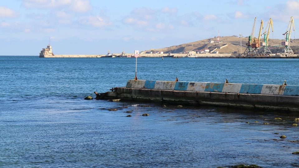 В Крыму людей попросили не посещать один из поселков Людей просят не посещать феодосийский поселок Орджоникидзе в пятницу 12 сентября Об этом сообщили в пресс службе городской администрации В Орджоникидзе пройдет антитеррористическая тренировка Она начнется в девять утра В поселке выставят оцепление Движение транспорта там ограничат и перекроют Планируется проведение эвакуационных мероприятий говорится в сообщении В администрации призвали жителей сохранять спокойствие а также не посещать Орджоникидзе в этот день Кроме того людей просят не бывать в районе проведения тренировки и не снимать происходящее на камеру Тренировка проводится в целях отработки взаимодействия всех групп для обеспечения безопасности гостей и жителей поселка отметили в Подробнее