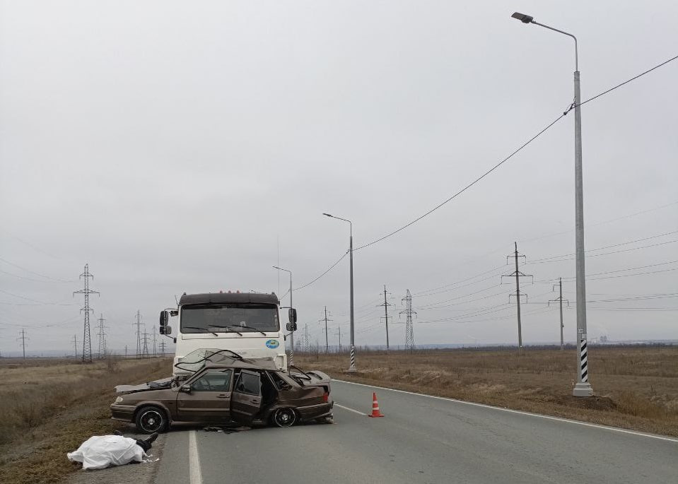 Смертельное ДТП под Новотроицком Авария произошла утром 5 декабря около 09 00 на подъезде к Новотроицку По предварительным данным 37 летний водитель ВАЗ 2115 на высокой скорости не справился с управлением и врезался в грузовик КамАЗ От полученных травм мужчина скончался до приезда медиков Фото УМВД России по Оренбургской области
