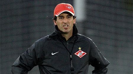 СМИ УНАЙ ЭМЕРИ МОЖЕТ ВОЗГЛАВИТЬ РЕАЛ Бывший главный тренер московского Спартака Унай Эмери является основным кандидатом для мадридского Реала в случае увольнения Альваро Арбелоа к концу текущего сезона утверждает журналист Рамон Альварес Сливочные уже провели переговоры с Эмери который сейчас идёт на 3 м месте в АПЛ с Астон Виллой