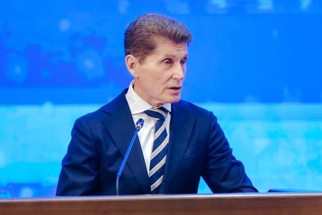 Приморье — один из драйверов развития Дальнего Востока В ежегодном отчете перед региональным парламентом губернатор Приморья Олег Кожемяко рассказал, как принятые на федеральном уровне решения помогают ускоренными темпами развивать экономику края. По словам Кожемяко, сейчас Приморье производит 20% валового продукта ДФО. Несмотря на санкции, продолжает расти грузооборот портов более 160 млн тонн по итогам 2024 года , а также объем инвестиций 425 млрд рублей . "В крае работают и реализуют свои проекты резиденты территорий опережающего развития и Свободного порта Владивосток. Они обеспечивают стабильность экономики и рост заработных плат", – сообщил глава региона. В специальном административном районе на острове Русский, куда могут "переехать" отечественные компании, ранее зарегистрированные в иностранных юрисдикциях, на данный момент насчитывается уже более 100 резидентов. Для региона это возможность получить дополнительные налоговые поступления, подчеркнул Кожемяко. "Приморский край продолжит укреплять свою роль как стратегического центра международного сотрудничества в Азиатско-Тихоокеанском регионе. Все решения будут приниматься с учётом интересов граждан, бизнеса и государства, в тесном взаимодействии с федеральными органами власти и общественными институтами", — обозначил губернатор Приморья.
