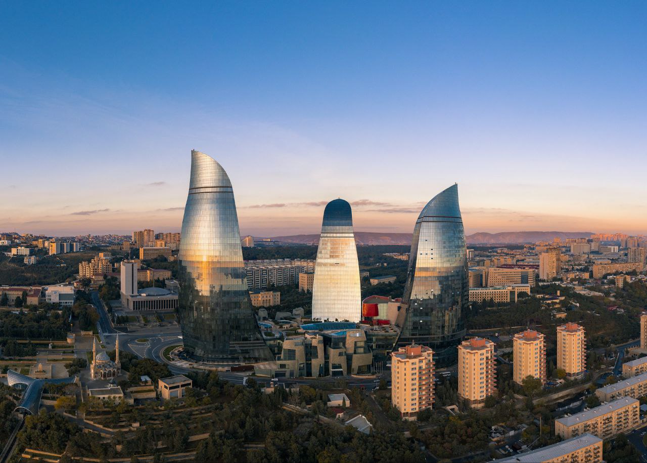 Турпоток в Азербайджан за два дня упал на 40%, сообщил Profi.Travel эксперт. При этом он подчеркнул, что турагентства, туроператоры на связи со своими клиентами и жалоб на качество отдыха, проверки у них нет.  О том, что граждане России жалуются на проверки, сообщило посольство РФ в Азербайджане. А МИД рекомендовал при поездках учитывать текущую обстановку.  Что сейчас происходит с туристами в Азербайджане, когда, теоретически, может восстановиться спрос, написали в материале Profi.Travel.    #азербайджан #туристы #мид #спрос #турпоток