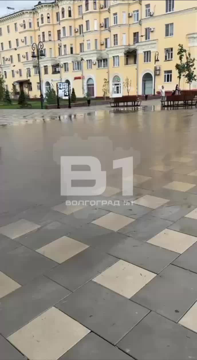 Обрушение дороги в Красноярске: автомобили провалились в яму