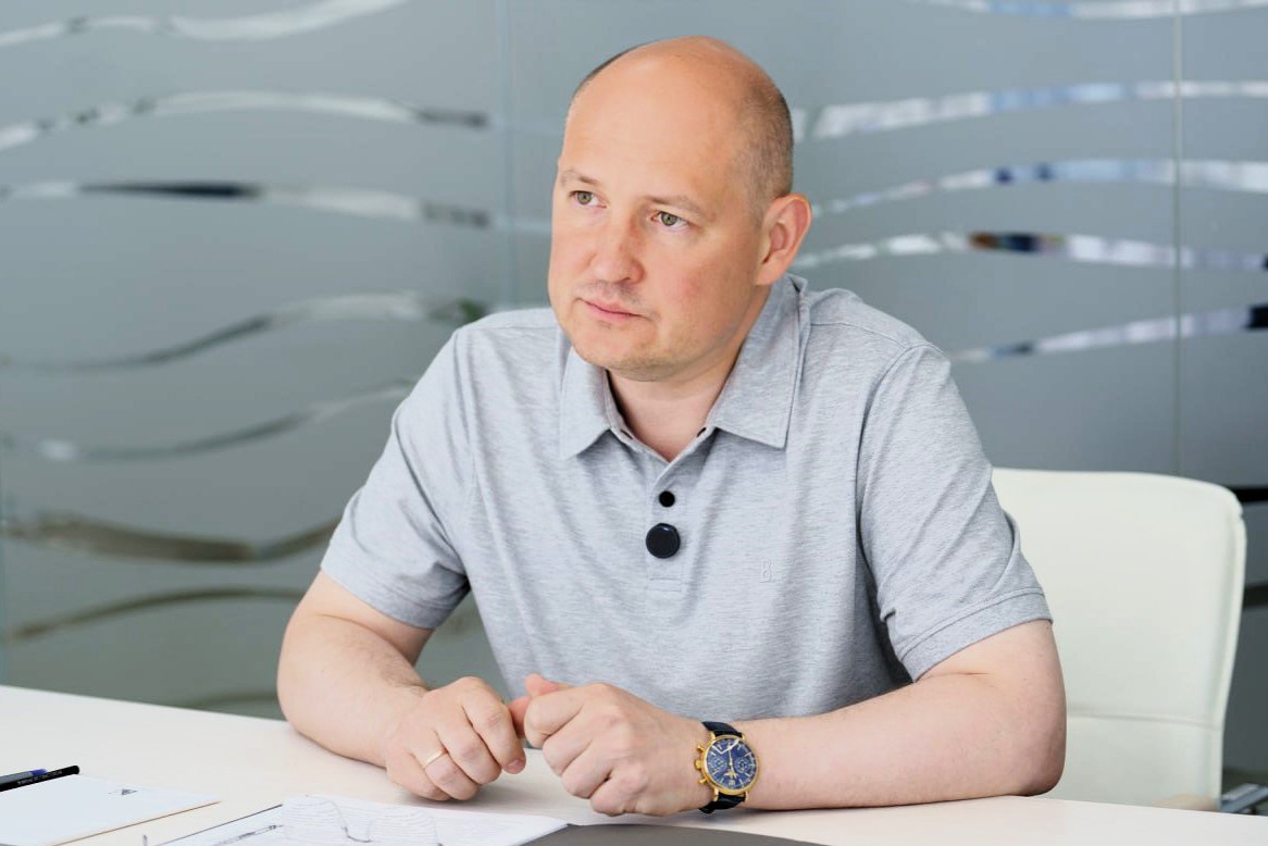Михаил Развожаев удерживает стабильные позиции в рейтинге Биржи губернаторов по итогам августа Август был насыщенным на встречи с руководителями федеральных органов власти Севастополь посетила председатель Совета Федерации Валентина Матвиенко которая высоко оценила заслуги Михаила Развожаева на посту губернатора пообещала помогать ему и поддерживать В Городе Герое также побывали с рабочей поездкой заместитель председателя российского правительства Александр Новак министр экономического развития Максим Решетников министр здравоохранения Михаил Мурашко и министр культуры Ольга Любимова Во время их визитов были оперативно решены рабочие вопросы обсуждены и поддержаны планы развития города по разным направлениям О лоббистских качествах Михаила Развожаева кстати во время посещения Севастополя очень точно сказала Валентина Матвиенко Михаил Владимирович человек упорный настойчивый у него хорошие контакты с федеральными учреждениями Он в любой кабинет смело заходит поднимает вопросы ставит их и находит отклик Большое внимание в Севастополе по прежнему уделяли в минувшем месяце участникам и ветеранам СВО членам их семей Так например размер региональной единовременной выплаты для участников специальной военной операции для контрактников увеличен с 500 тысяч до 700 тысяч рублей 15 улиц и бульвар получат имена героев СВО Подготовлен проект закона города Севастополя который предусматривает квотирование и резервирование рабочих мест для участников СВО завершивших службу Михаил Развожаев встретился с жёнами и родителями наших воинов где были обсуждены все наболевшие вопросы и обещана дальнейшая поддержка семьям участников СВО А ещё в Севастополе прошёл Первый Всероссийский военно патриотический фестиваль Поколение СВОих в котором участвовали конкурсанты из разных регионов нашей страны Фестиваль организован Героем России Романом Кулаковым и поддержан правительством города Вообще август показал что Севастополь становится культурной столицей Юга России Здесь прошёл Международный фестиваль оперы и балета в рамках которого состоялась премьера оперы Алеко в постановке Ильдара Абдразакова и с ним же в заглавной роли кстати московская премьера этой оперы с большим успехом прошла в концертном зале Зарядье 30 августа В Севастополь со своим проектом Живые и мёртвые по роману Константина Симонова приезжал маэстро Юрий Башмет А Севастопольский академический театр имени Луначарского дал премьеру спектакля Преступление и наказание который театральные эксперты уже оценивают как театральное событие этого сезона Необходимо отметить что Михаил Развожаев всегда уделял большое внимание развитию театрального искусства в городе поэтому весной этого года награждён самой престижной театральной премией Золотая маска В августе в Севастополе прошла очень важная для внутриполитического блока государства двухдневная научно практическая конференция Социальная архитектура концептуальное осмысление и общественно политическое измерение спикерами на которой стали руководитель Управления Администрации Президента РФ Александр Харичев ведущие российские политологи и эксперты Накануне нового учебного года губернатор принял решение о единовременной выплате всем детям в городе до 18 лет в размере 5 тысяч рублей для подготовки к школе Также принято решение о повышении зарплаты для учителей на 12 8 процентов с 1 января 2026 года и о повышении доплаты за классное руководство В течение месяца Михаил Развожаев посетил муниципалитеты Севастополя побывал на строящихся и ремонтируемых объектах походил по улицам и дворам сельских поселений и города активно общался с жителями и на местах решал проблемы А ещё в августе Михаил Развожаев провёл 2 прямых телевизионных эфира в очередной раз показав что для обратной связи с севастопольцами использует все возможные механизмы и форматы коммуникации Все эти факторы повлияли на августовский губернаторский рейтинг тг канала Политброкер Подробнее с ним можно ознакомиться здесь   t me PolitBroker 16853 НиколаеVский маяк Олег Николаев