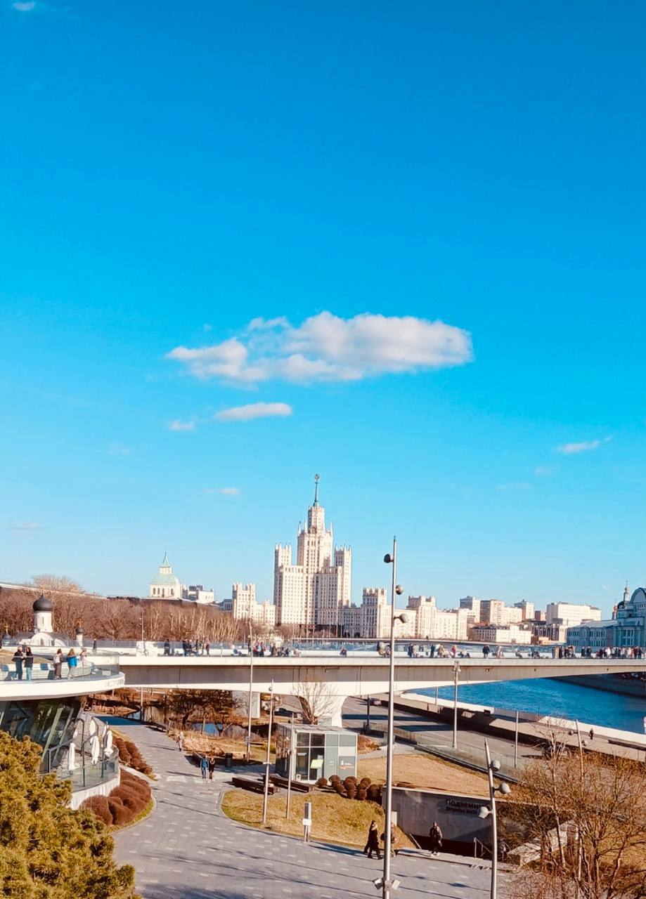 В Москве с сегодняшнего дня наступает климатическая весна.  В столице начиная с сегодняшнего дня среднесуточная температура воздуха будет стабильно выше 0°. Об этом рассказали синоптики. Снежный покров окончательно сошел, начинается солнечный период. Сегодня температура повысится до 9 градусов, выходные тоже будут теплыми.  Следующая неделя в Москве начнётся с настоящей весенней погоды: солнечно, без осадков, днем воздух прогреется до 11 градусов.