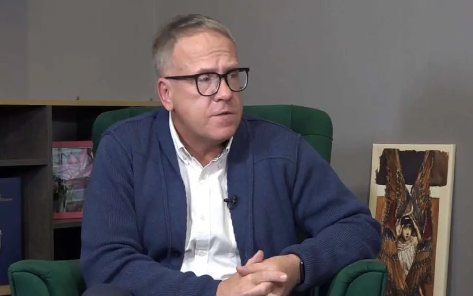 «Обвинение носит ошибочный характер»: защита воронежского экс-министра предпринимательства Швыркова о его уголовном деле  Сегодня, 21 июля, суд отказал экс-министру предпринимательства, торговли и туризма Воронежской области Геннадию Швыркову в освобождении из СИЗО. Защитником обвиняемого является Сергей Бородин. В пресс-службе адвокатской конторы «Бородин и партнеры» «Абирегу» сообщили, что, по их мнению, уголовное дело носит ошибочный характер.    «Обвинение лично его по делу о мошенничестве носит ошибочный, предположительный характер. Неполный контроль со стороны министра за выполнением мероприятий по мобилизационному плану для его ведомства в интересах Воронежской области, – это не более чем халатность, совершенная по мотивам ложно понятых интересов службы», – высказалась защита Швыркова.  Адвокаты экс-министра обращают внимание на суть официального обвинения: правоохранительные органы полагают, что ряд должностных лиц «неосновательно получили доступ к выплатам, причитающимся в качестве агентского вознаграждение лицам, которые помогают заключать контракты на СВО».  По словам защиты, некоторые сведения, озвученные в ряде СМИ, не соответствуют действительности. В частности, адвокаты опровергают утверждения о том, что фигуранты дела якобы заставляли жителей района отправляться на фронт и присваивали выплаты, предназначенные бойцам.  Также отмечается, что адвокаты намерены сотрудничать со следствием и предоставить доказательства непричастности Швыркова к преступлению. Они рассчитывают на объективное и справедливое разбирательство по делу.
