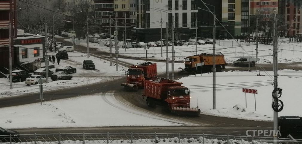 Сегодня, 4 января, в Брянск пришёл долгожданный для многих жителей города снег. Дорожные службы незамедлительно направили специализированную технику на очистку и обработку дорог.    Сегодня на городских автомагистралях трудятся 23 комбинированные дорожные машины, 4 погрузчика и 4 трактора. Техника работает в Бежицком, Советском, Фокинском и Володарском районах областного центра.  Спецсредства оснащены всем необходимым оборудованием.     Специалисты очищают дороги от снега и обрабатывают их пескосоляной смесью. Кроме того, сотрудники дорожных служб также приводят в порядок общественные территории, тротуары, остановочные пункты и пешеходные переходы. Их очищают от снега, посыпают солью или песком.  Фото: РИА Стрела  архив