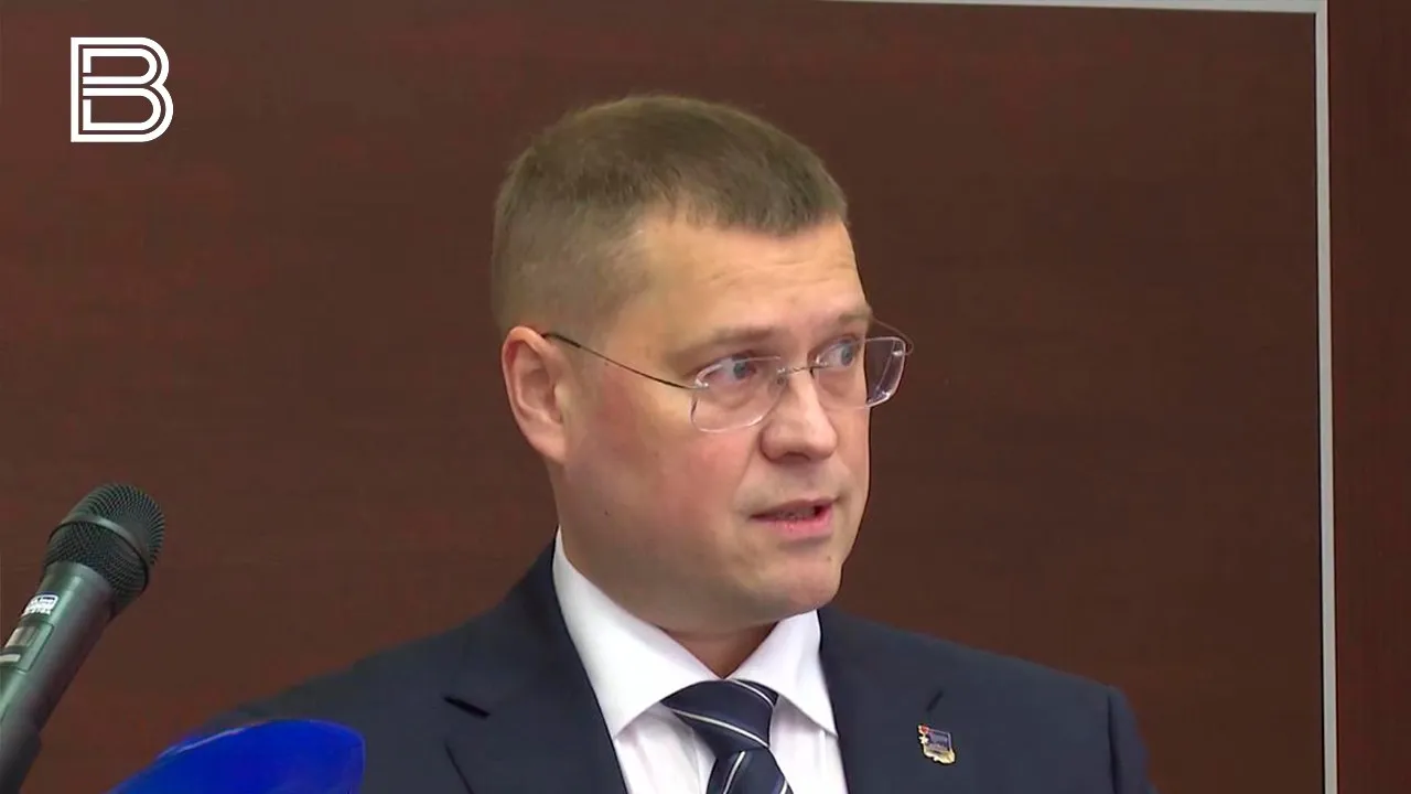Юрия Сердечкина назначили на должность замминистра РФ по развитию Дальнего Востока и Арктики С новой должностью его поздравил губернатор Мурманской области Андрей Чибис Он пожелал успехов на новом посту и отметил что рад продолжению совместной работы Напомним Юрий Сердечкин с 2020 года занимал должность вице губернатора региона затем в марте 2022 го он стал главой администрации Мурманска и руководил до 1 июля 2025 го Все самые важные новости ВК ТГ MAX