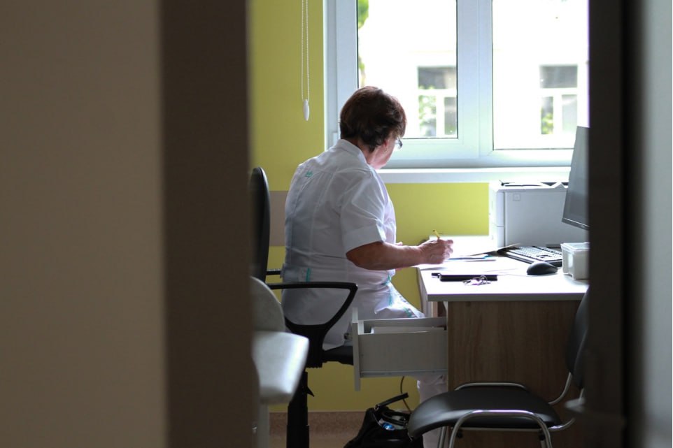  Российских врачей обязали сообщать в полицию об опасных пациентах Речь идёт о страдающих хроническими психическими расстройствами с потенциально опасным состоянием, объяснил первый зампредседателя комитета Госдумы по охране здоровья Леонид Огуль. Он отметил, что мера не ущемляет права пациентов, а защищает их и общество. Граждане получат необходимую помощь, а врачи и полиция смогут оперативно реагировать на опасные ситуации. Подписаться на «Вечерку»