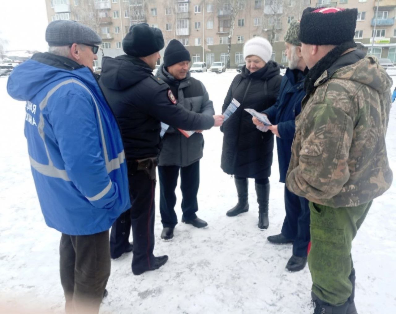 В Петровске полицейские и общественники провели беседы с жителями города   В праздничные дни вместе с сотрудниками полиции член Общественного совета при ОМВД России по Петровскому району Александр Каргин, представители Петровского станичного казачества и Добровольной народной дружины провели разъяснительные беседы с жителями города о том, как обезопасить себя от преступных посягательств мошенников и раздали тематические памятки.   Организаторы акции призвали горожан быть бдительными и соблюдать основные меры безопасности - не совершать никаких финансовых операций и противоправных действий по инструкциям, полученным в ходе телефонных разговоров с незнакомцами, не разглашать никому свои персональные данные и реквизиты банковских карт.