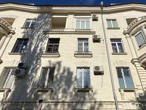 Исторический центр Севастополя будут спасать от «евробалконов» и кондиционеров  В городе стартует программа по возвращению первозданного вида объектам культурного наследия. Уже утвержден план капремонта до 2055 года: отремонтируют 3318 домов, включая 12 ОКН в 2025 году.  Что планируется:  —Демонтаж застекленных балконов и кондиционеров на фасадах исторических зданий. —Очистка стен от растительности. —Обустройство дорожек, освещения, зон отдыха.  Есть и сложности: пока закон не позволяет тратить средства капремонта на демонтаж. В связи с этим предлагается, разрешить использовать средства фонда капремонта для восстановления исторического облика зданий.
