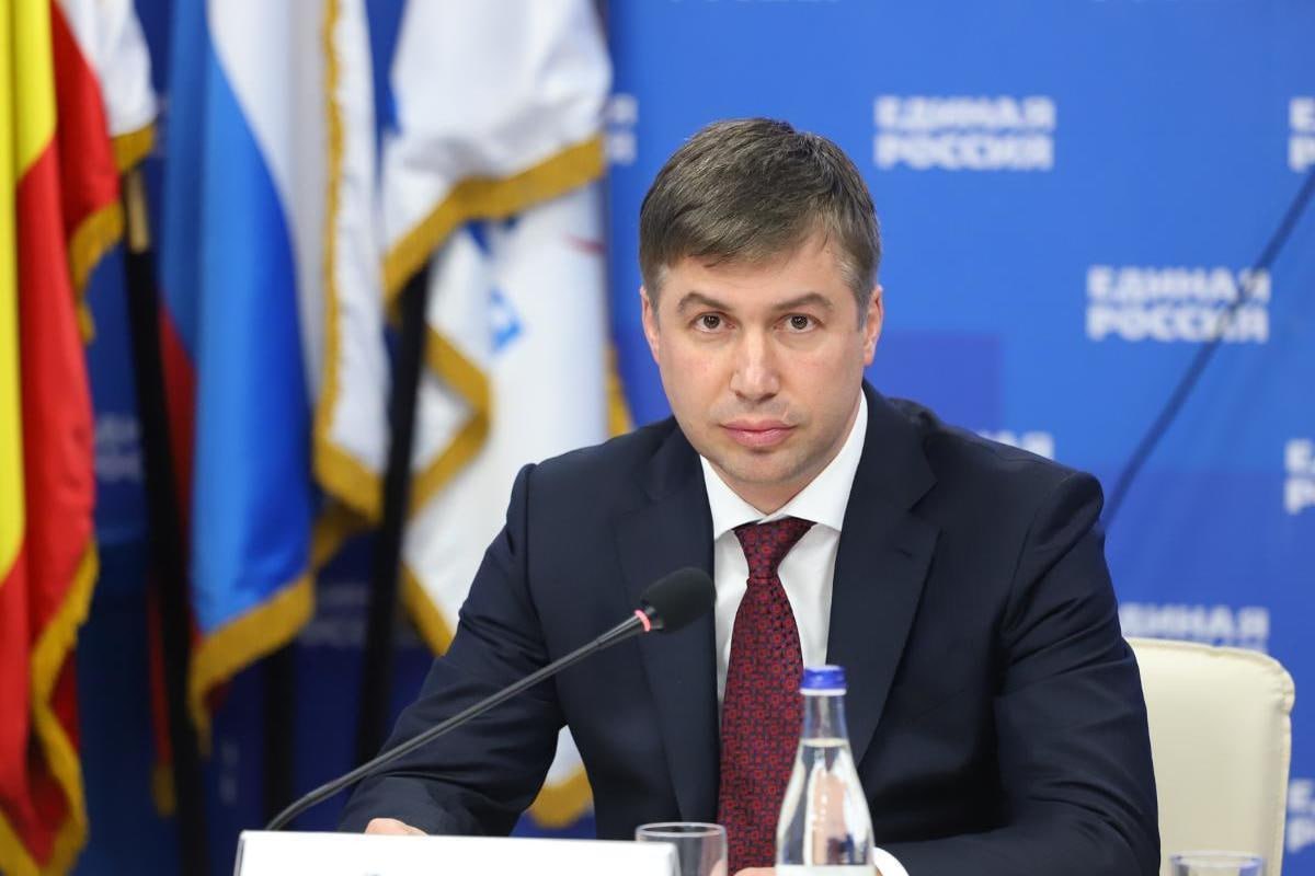 Экс главу Ростова Алексея Логвиненко задержали по подозрению в превышении полномочий Об этом сообщает Donday со ссылкой на свои источники Напомним в ноябре 2024 года он сложил с себя полномочия enter rostov