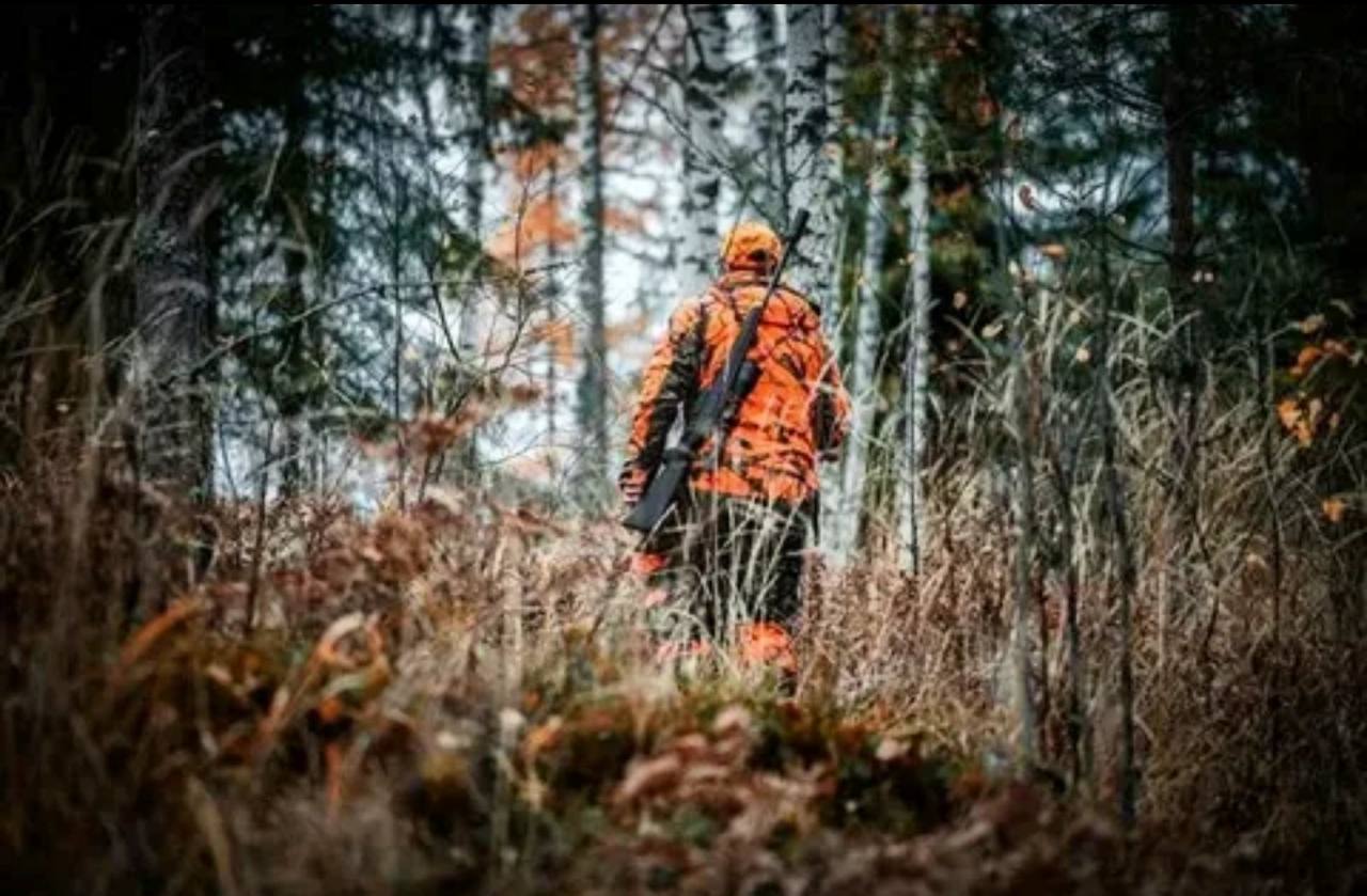 В Приморье 48 летний мужчина случайно застрелил своего товарища СК возбудил уголовное дело по статье о причинении смерти по неосторожности По предварительным данным 13 декабря в охотничьих угодьях неподалёку от СНТ Мир в Хасанском районе мужчина видимо не рассчитал направление выстрела и попал в другого охотника Ранение оказалось смертельным пострадавший скончался на месте Сейчас следователи разбираются в деталях случившегося Назначены необходимые экспертизы а оружие и документы на него изъяты