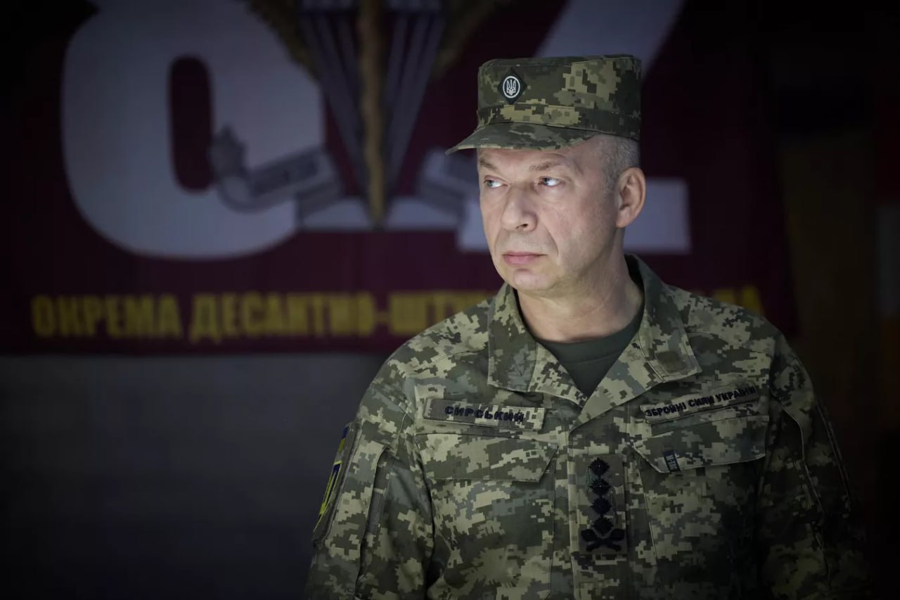 Брат главнокомандующего ВСУ Александра Сырского признался что его отец находится при смерти и попросил больше не беспокоить По данным СМИ главком ВСУ родился во Владимирской области где затем проживали его родные в том числе брат Олег Ранее утверждалось что украинский генерал вновь вышел на связь с родителями после известий о тяжелом состоянии своего отца Сначала пенсионер лечился во Владимире но там врачи не смогли ему помочь Тогда главком ВСУ отправил родителей в Московский регион на лечение и реабилитацию Сегодня же стало известно что московские врачи спасли отца Сырского Изначально он попал в клинику с заболеванием головного мозга Генерал ВСУ сам оплачивает лечение на это он направил порядка 2 5 миллиона рублей Человек при смерти Оставьте его в покое так Олег Сырский ответил на вопрос о состоянии здоровья отца