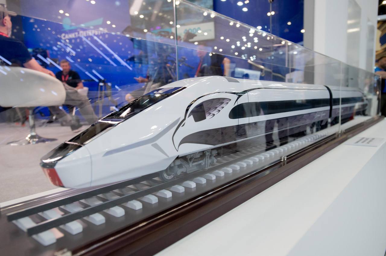 Полномасштабные строительные работы на всем протяжении ВСМ Москва Санкт Петербург развернутся в 2026 году сообщил в интервью ТАСС министр транспорта Андрей Никитин Он уточнил что основные усилия направят на завершение работ ведущихся на этом этапе на пилотном участке от Зеленограда до Твери где будет проводиться тестирование новейшего отечественного высокоскоростного подвижного состава Напомним что ввод высокоскоростной магистрали запланирован на 2028 год Железная дорога протяженностью порядка 700 километров соединит шесть субъектов страны Сергей Ермохин ДП Подписаться на ДП в Telegram MAX