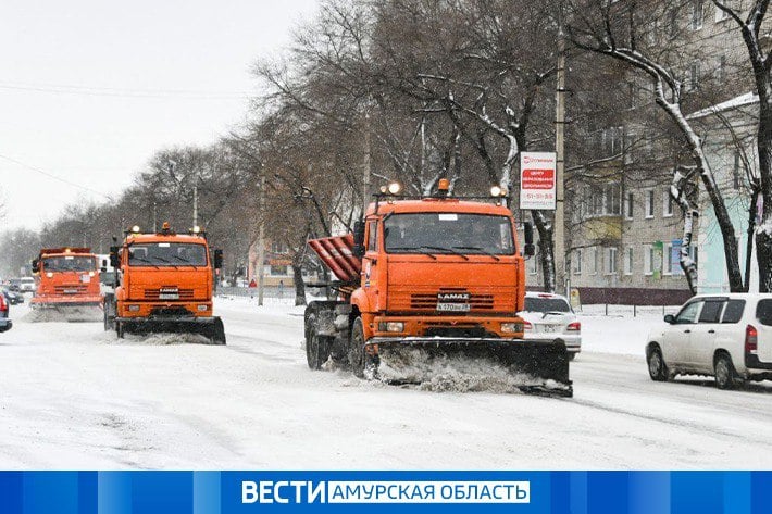 В Благовещенске для очистки дорог от снега временно перекрывают улицы. Работа ведется ежедневно в две смены с использованием до 35 единиц техники. Основное внимание уделяется магистральным проездам, где курсируют автобусы. На самых активных участках ограничивают движение, рассказал руководитель подразделения ГСТК по ремонту и содержанию дорог.