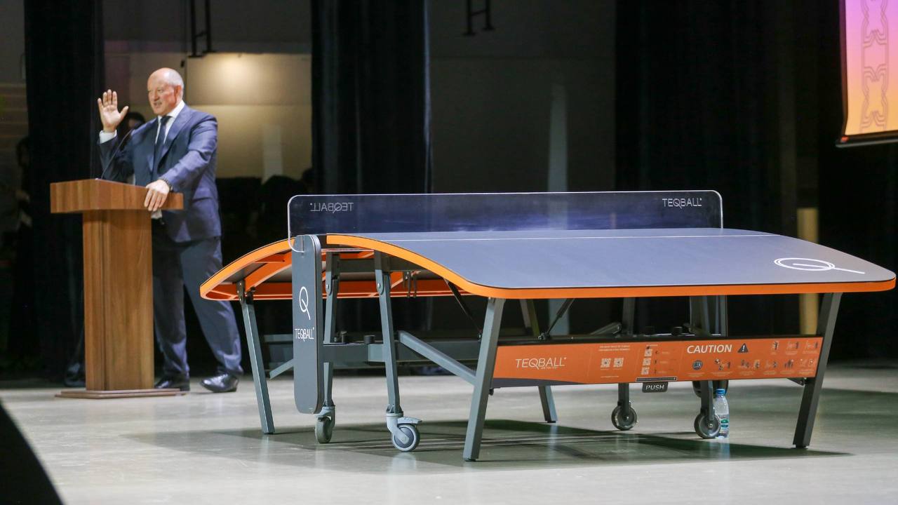 Во дворах Казани начнут устанавливать 3 метровые столы для игры в текбол Игра сочетает в себе элементы футбола и настольного тенниса На длинном выгнутом столе игроки должны перебрасывать друг другу мяч используя любую часть тела кроме рук Идею инициировало министерство спорта Татарстана Список адресов где появятся столы уже составлен однако пока остается в секрете сообщили представители программы Наш двор Фото Минспорта РТ inkazanischa теперь и в МАХ