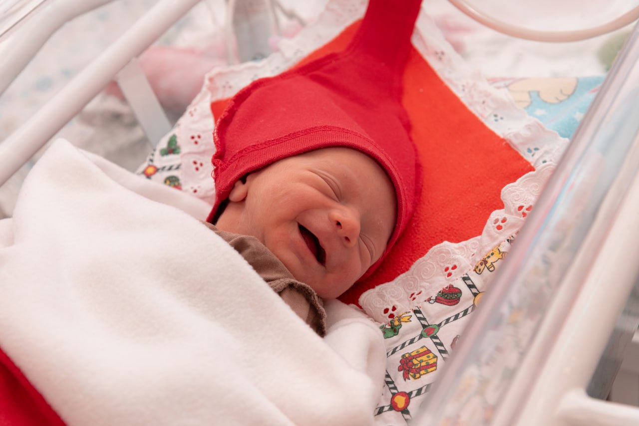 Почти 1 4 тыс детей родилось в Подмосковье за новогодние праздники Первым рожденным в этом году ребенком стал мальчик он родился в Московском областном перинатальном центре в новогоднюю ночь в 00 50 Выберите место в котором обретёте счастье материнства на портале Стань мамой в Подмосковье или по телефону 8 800 550 30 03 ежедневно с 8 00 до 20 00 Минздрав МО пишем Разборчивым почерком