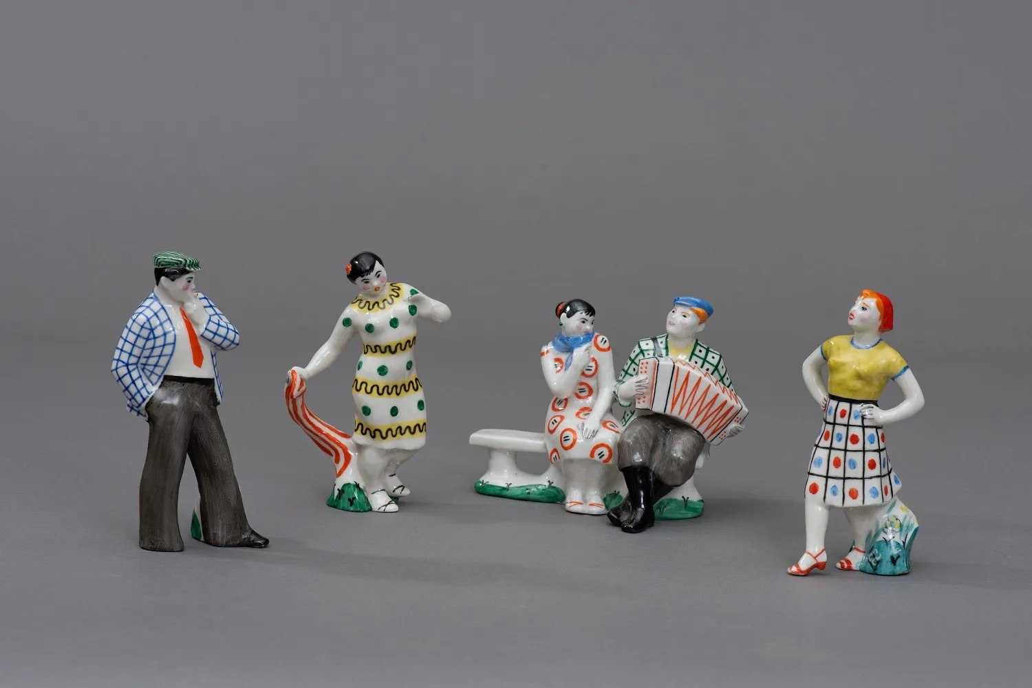 В Русском музее открылась выставка Русская традиция Это путешествие сквозь время от XVI века до начала XXI Шедевры живописи соседствуют с уникальными костюмами знаменитым кружевом редчайшими образцами крестецкой строчки и золотного шитья раскрывая всю глубину и красоту национального наследия Центральными темами стали семья и детство домашний очаг гостеприимство и хлебосольство любимые праздники Эти сюжеты вдохновляли Бориса Кустодиева Алексея Венецианова Константина и Владимира Маковских Филиппа Малявина Андрея Рябушкина и многих других мастеров чьи полотна представлены в экспозиции Завершает этот многоголосый хор традиции модельер Вячеслав Зайцев со своими коллекциями Ностальгия Воспоминание о будущем и Тайны гармонии созданными под влиянием народных мотивов Отдельный интерес представляют костюмы предоставленные Эрмитажем и Ивановским историко краеведческим музеем До 9 марта Петербург